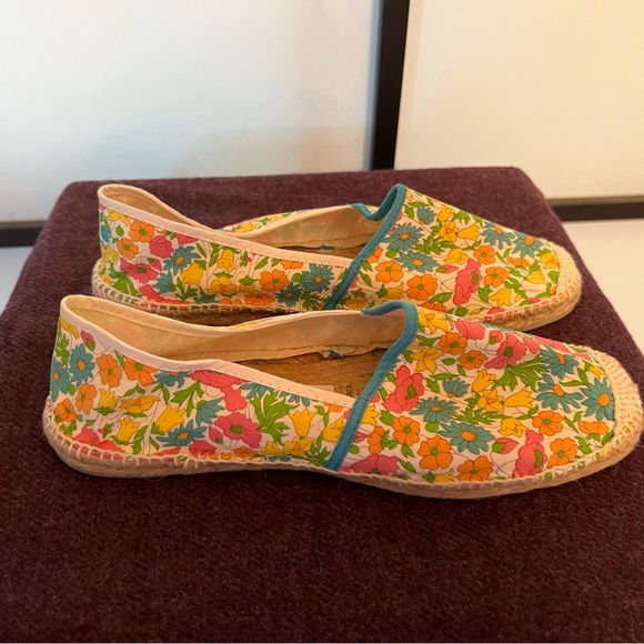 Flowered Pare Gabia 🆕 🌸🌸💐Floral Espadrilles - Picture 2 of 5